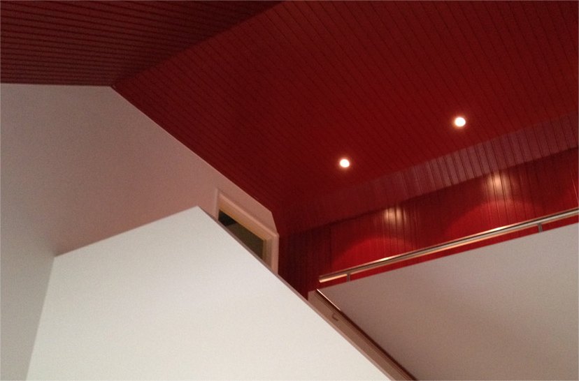 Rood geschilderd schroten plafond met inbouwspots