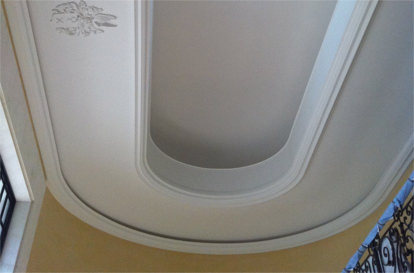 Plafond met een ovale verdieping en sierlijsten