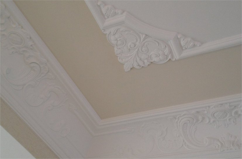 Sierlijsten en ornamenten langs een plafond