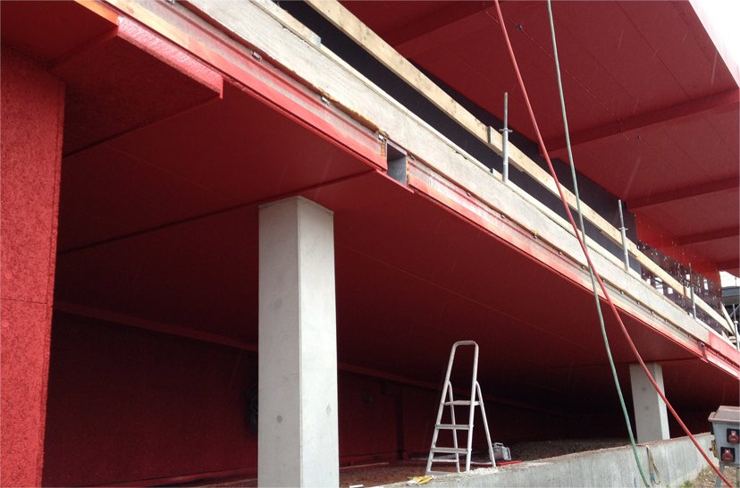 Rood gespoten overkapping van een bedrijfspand